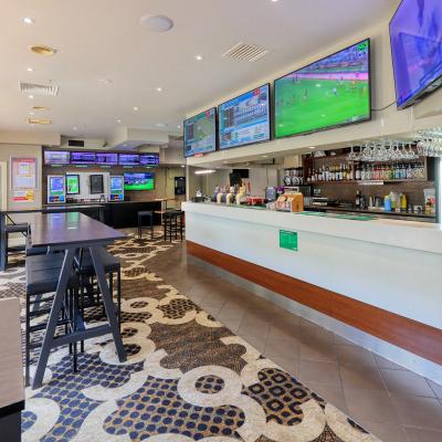 Coachman Hotel Motel Public Bar 1a