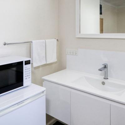 Coachman Hotel Motel Family Room 4a